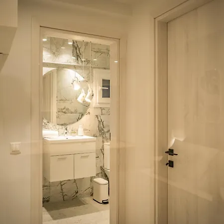 The Glass House Apartment *