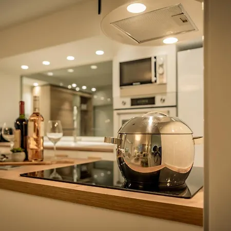 The Glass House Apartment *