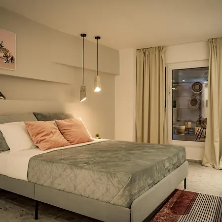 The Glass House Apartment *
